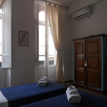 Nicandra Oda ve Kahvaltı